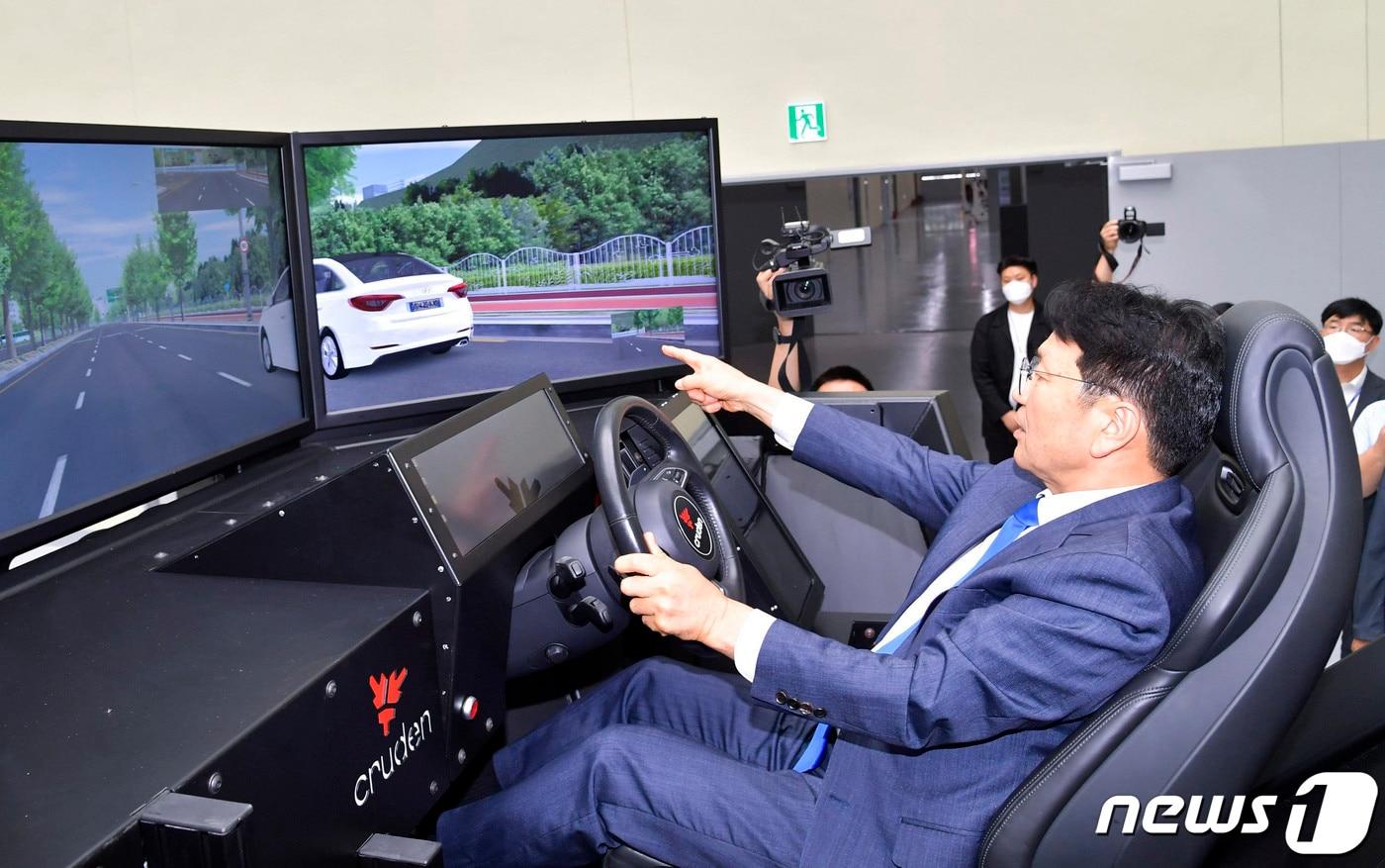 본문 이미지 - 강기정 광주시장이 4일 오후 광산구 빛그린산단에 있는 친환경자동차 부품 클러스터와 인증센터를 방문해 자율주행 차량 테스트를 위한 가상주행시스템을 체험하고 있다. (광주시 제공)2023.1.4/뉴스1 