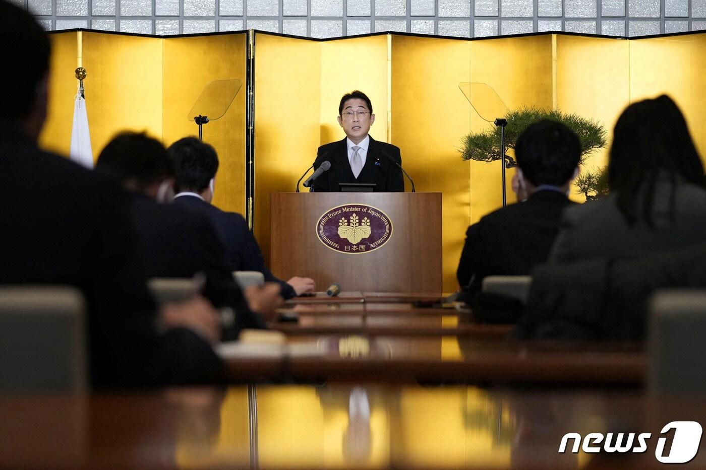 본문 이미지 - 기시다 후미오 일본 총리가 4일 미에현 이세시의 이세신궁에 참배한 후 기자회견을 열었다. ⓒ 로이터=뉴스1