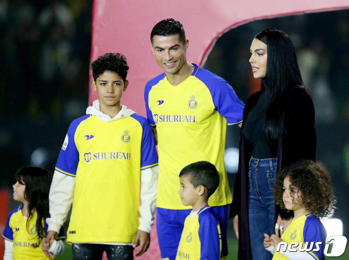 본문 이미지 - 크리스티아누 호날두가 3일(현지시간) 사우디아라비아 리야드의 므르술파크에서 열린 알나스르 입단식서 알나스르의 유니폼을 입고 연인 조지아 로드리게스,자녀들과 참석을 하고 있다. ⓒ 로이터=뉴스1 ⓒ News1 