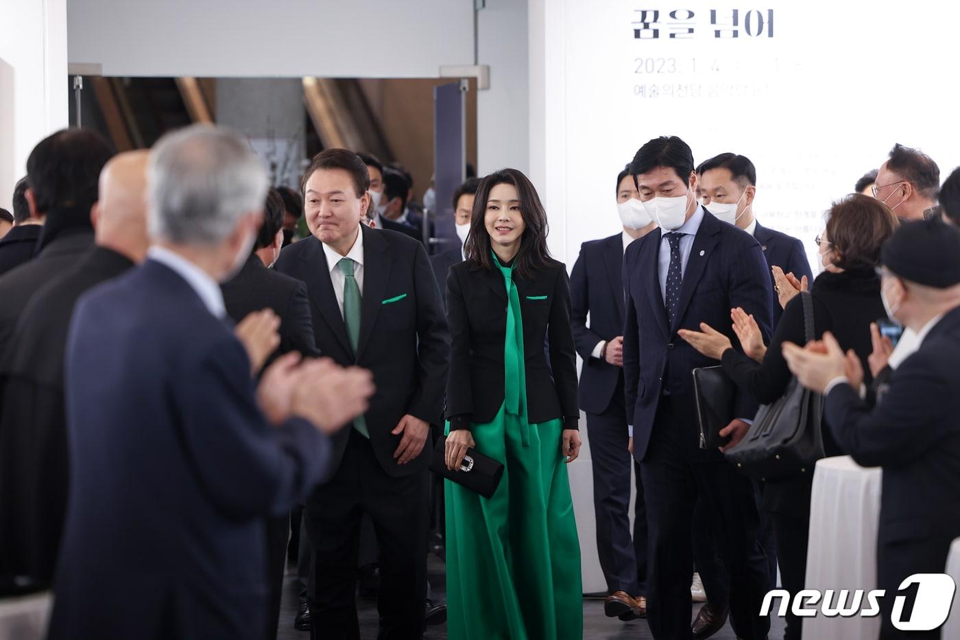 윤석열 전 대통령과 부인 김건희 여사가 2023년 1월 4일 오후 서울 서초구 예술의전당에서 열린 2023 문화예술인 신년인사회에 입장하고 있다. 김 여사 손에 로저비비에 손가방이 들려있다. &#40;대통령실 제공&#41; 2023.1.4/뉴스1 ⓒ News1 안은나 기자