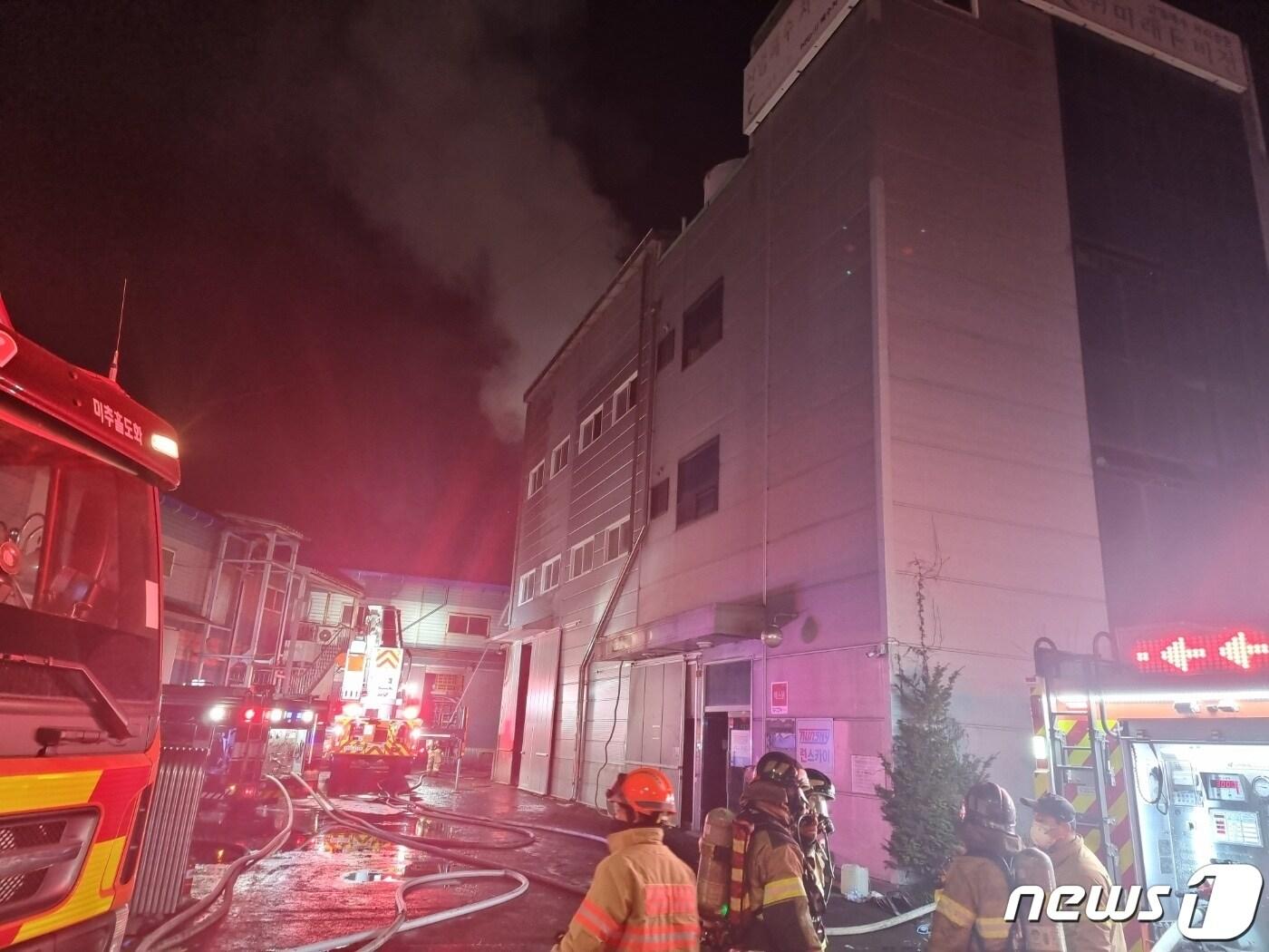 본문 이미지 - 4일 오후 8시56분께 인천시 서구 석남동 한 폐수처리업체에서 불이 났다는 신고가 119로 접수돼 소방대원이 진화작업을 벌이고 있다.2023.1.4/뉴스1 ⓒ News1