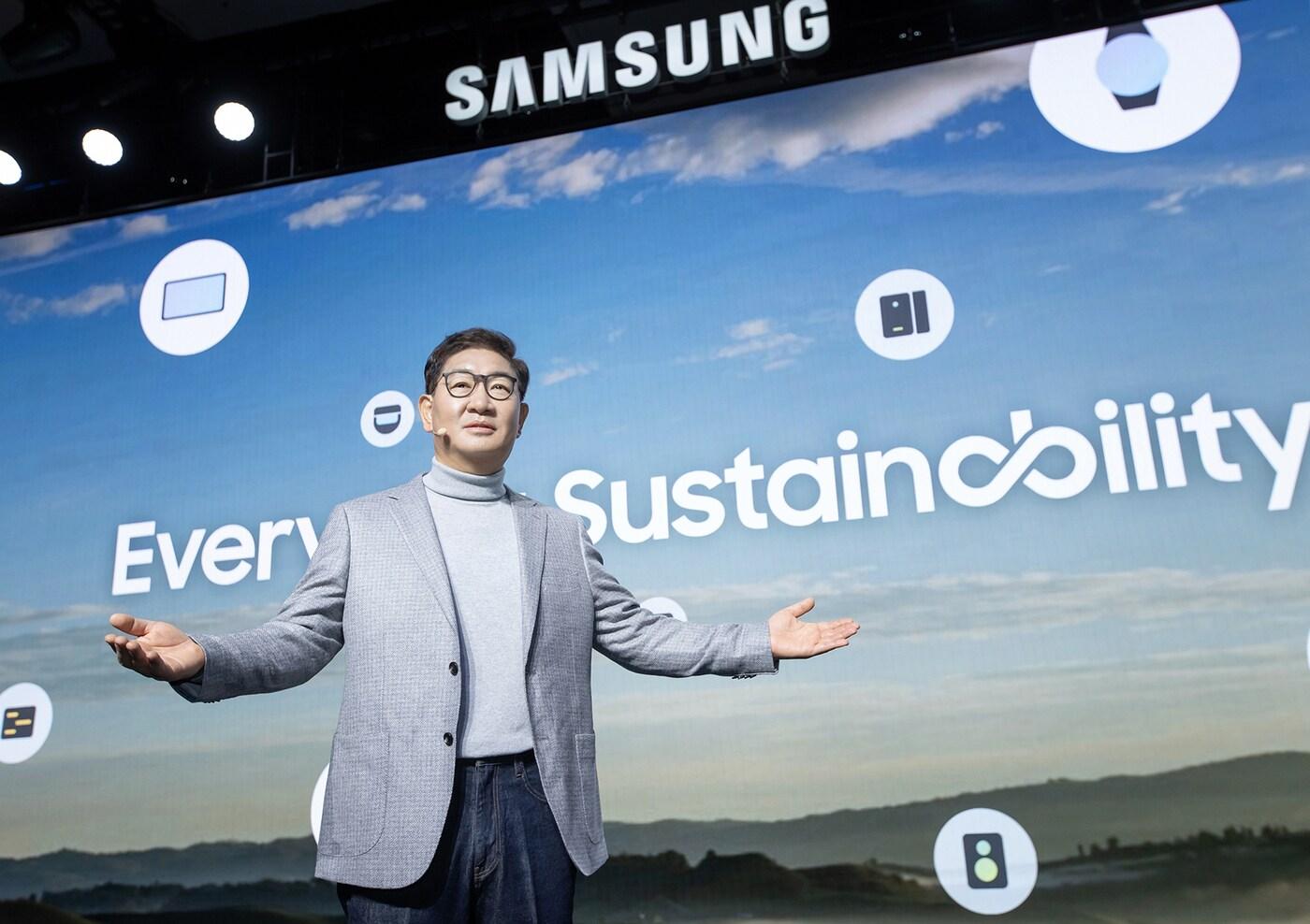 세계 최대 전자 전시회 CES 2023 개막을 하루 앞둔 4일(현지시간) 미국 라스베이거스 만달레이베이 호텔에서 열린 삼성 프레스 컨퍼런스에서 삼성전자 DX부문장 한종희 부회장이 오프닝 스피치를 하고 있다.