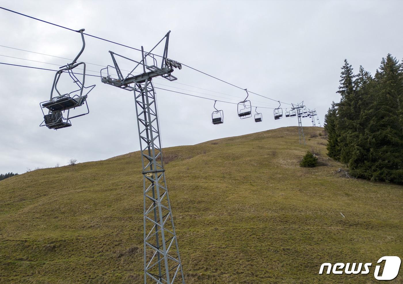 본문 이미지 - 4일(현지시간) 스위스 레이신 알프스 산맥의 스키장. 스키장이라는 말이 무색하게 눈은 보이지 않는다. 이 스키장의 코스는 인공눈으로 만들어졌다. ⓒ 로이터=뉴스1 ⓒ News1 권진영 기자