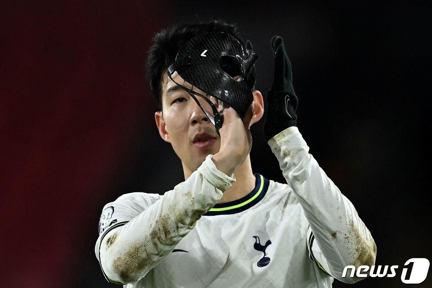 손흥민이 4일(현지시간) 영국 런던의 셀허스트 파크에서 열린 EPL 크리스털 팰리스와 경기서 9경기 만에 리그 4호 골을 터트리며 경기를 마친 뒤 마스크를 벗고 있다. ⓒ AFP=뉴스1 ⓒ News1 우동명 기자