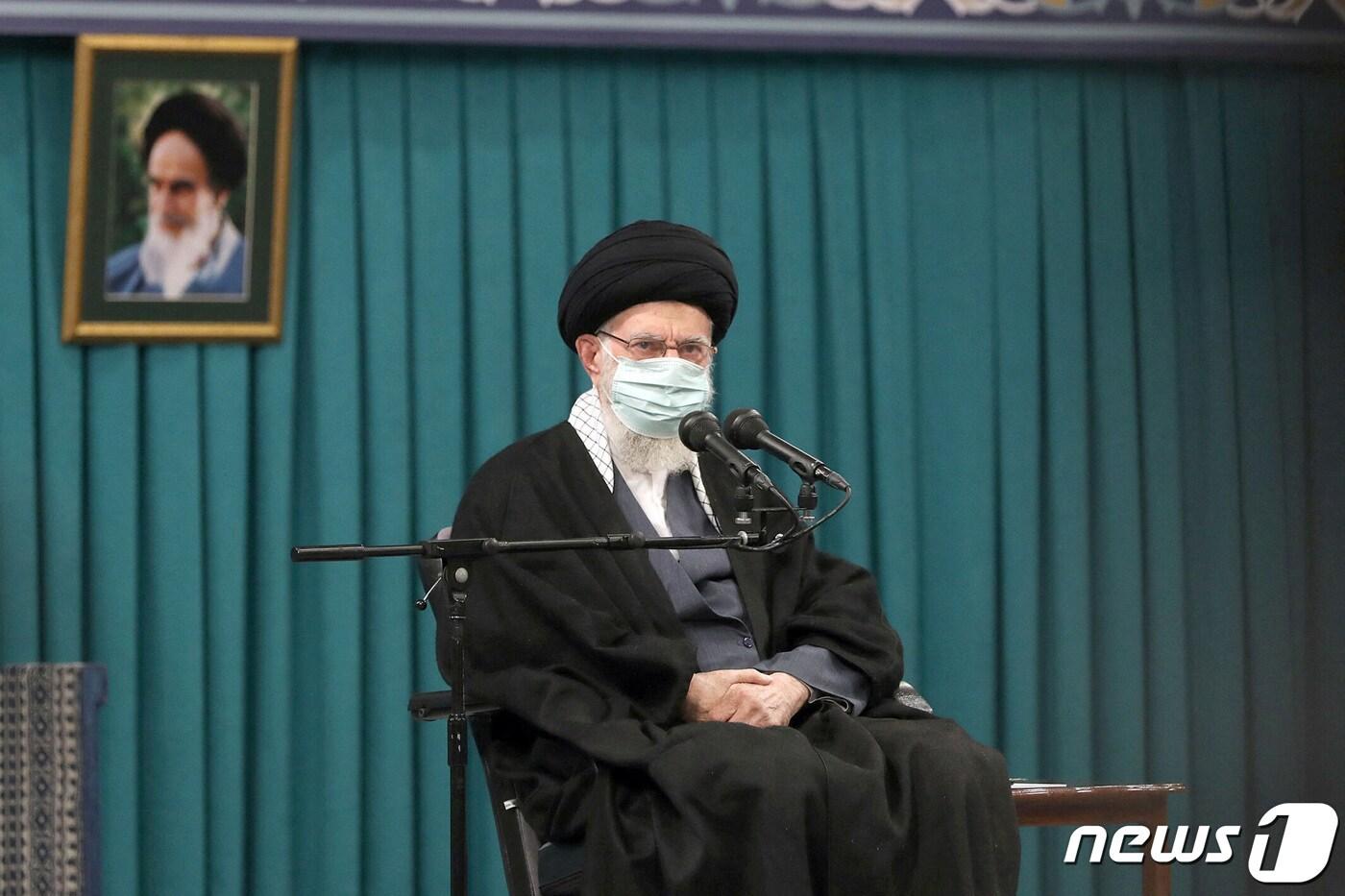 본문 이미지 - 이란 최고지도자 아야톨라 세예드 알리 하메네이가 4일(현지시간) 수도 테헤란에서 이란 여성 단체와의 회담에 참석하고 있다. ⓒ 로이터=뉴스1 ⓒ News1 이유진 기자