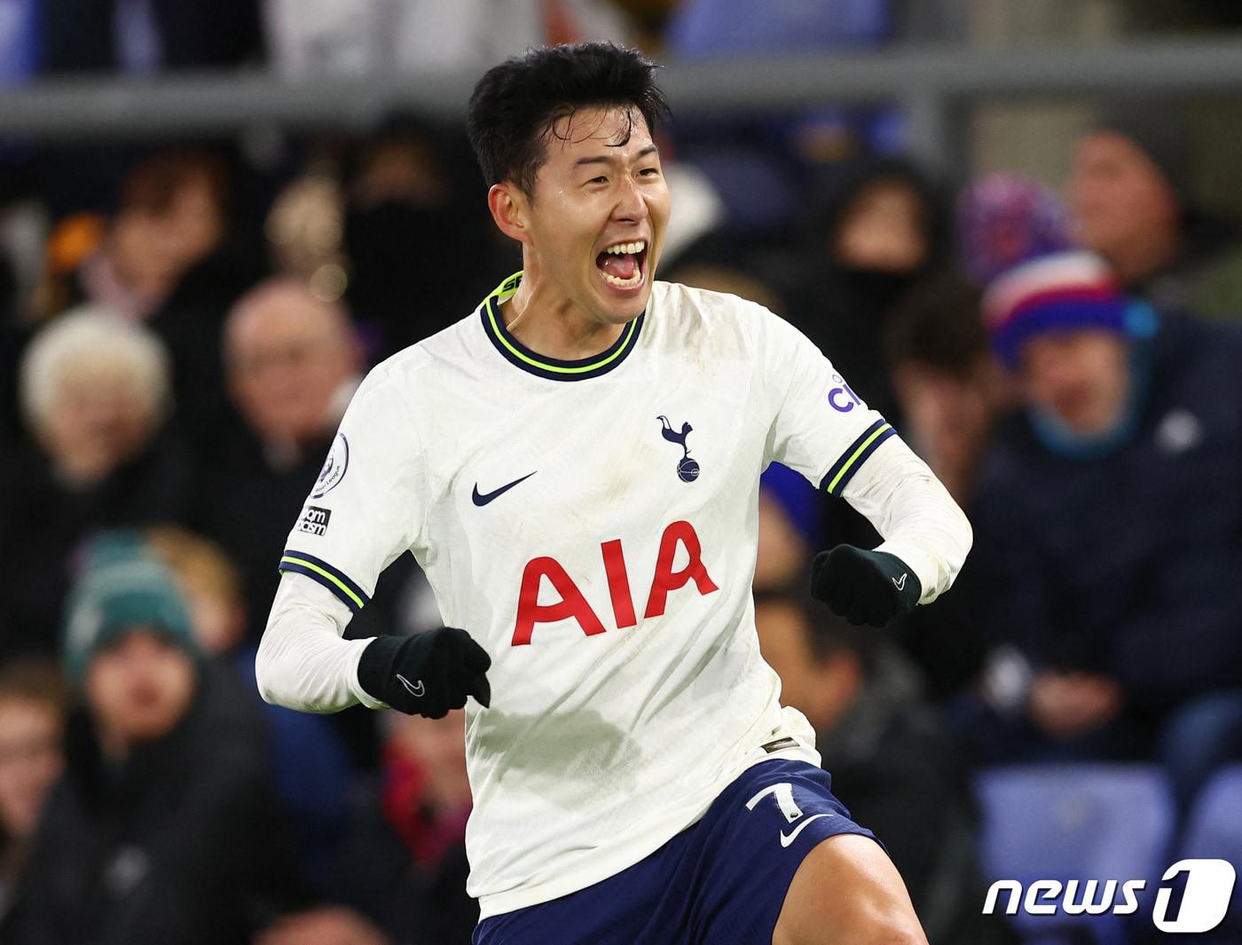 본문 이미지 - 손흥민이 4일(현지시간) 영국 런던의 셀허스트 파크에서 열린 EPL 크리스털 팰리스와 경기서 9경기 만에 리그 4호 골을 터트린 뒤 마스크를 벗고 기뻐하고 있다. ⓒ 로이터=뉴스1 ⓒ News1 