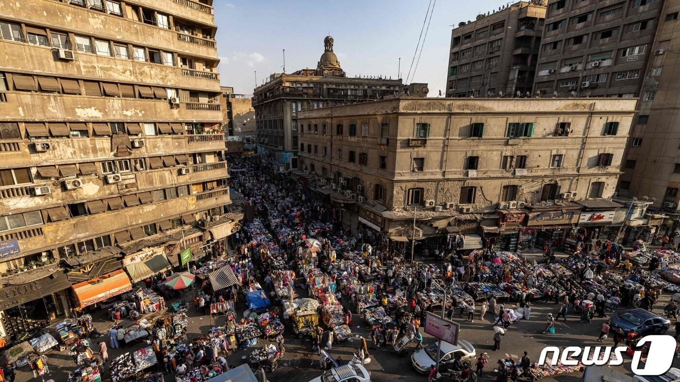 본문 이미지 - 지난해 10월24일(현지시간) 이집트 카이로의 아타바 시장에 상인과 행인들이 뒤섞인 모습. 22.10.24 ⓒ AFP=뉴스1 ⓒ News1 김예슬 기자