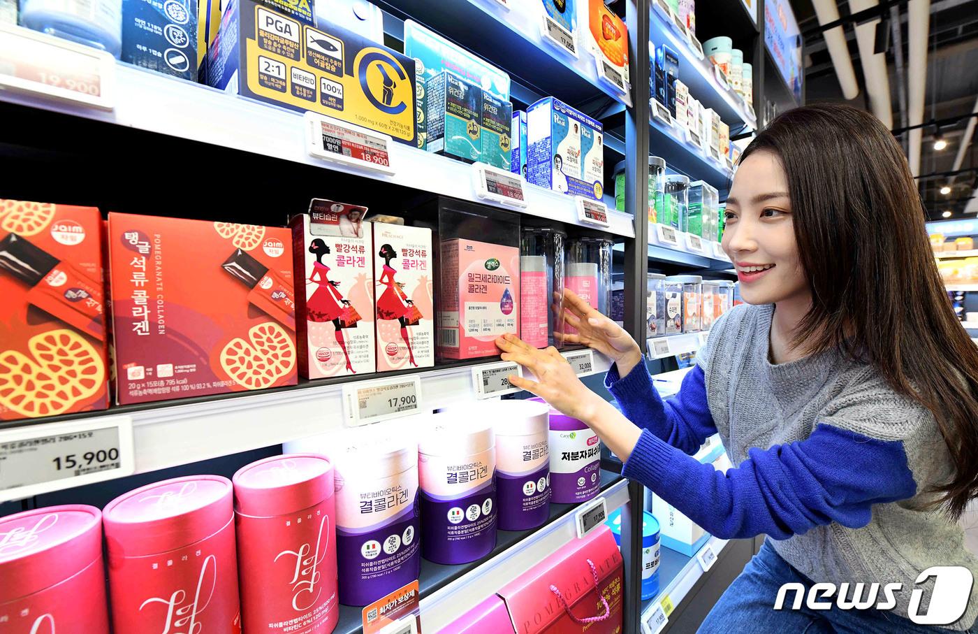 본문 이미지 - 5일 서울 등촌동 홈플러스 메가푸드마켓 강서점에서 모델이 건강기능식품을 살펴보고 있다..(홈플러스 제공) 2023.1.5/뉴스1