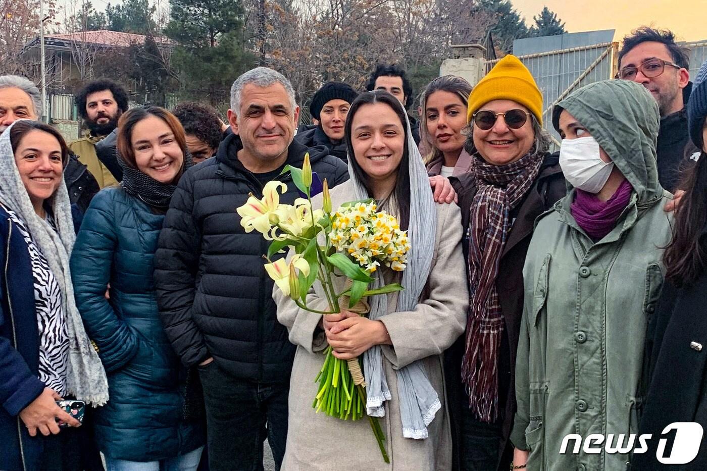 4일(현지시간) 이란 테헤란 에빈 교도소에서 석방된 타라네 알리두스티가 자신을 마중 나온 이란 영화계 관계자들과 함께 환하게 웃고 있다. 2023.1.4. ⓒ AFP=뉴스1 ⓒ News1 김성식 기자