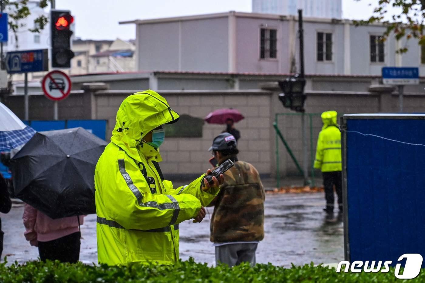 중국 신장 위구르자치구 우루무치에서 경찰들이 제로 코로나 시위에 대응하기 위해 도로를 정찰하고 있다. 2022.11.29 ⓒ AFP=뉴스1 ⓒ News1 강민경 기자