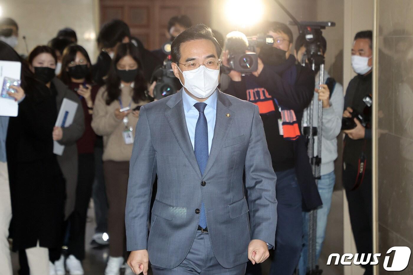 본문 이미지 - 박홍근 더불어민주당 원내대표가 5일 서울 여의도 국회에서 주호영 국민의힘 원내대표와 회동을 위해 국회운영위원회실로 들어가고 있다. 2023.1.5/뉴스1 ⓒ News1 조태형 기자