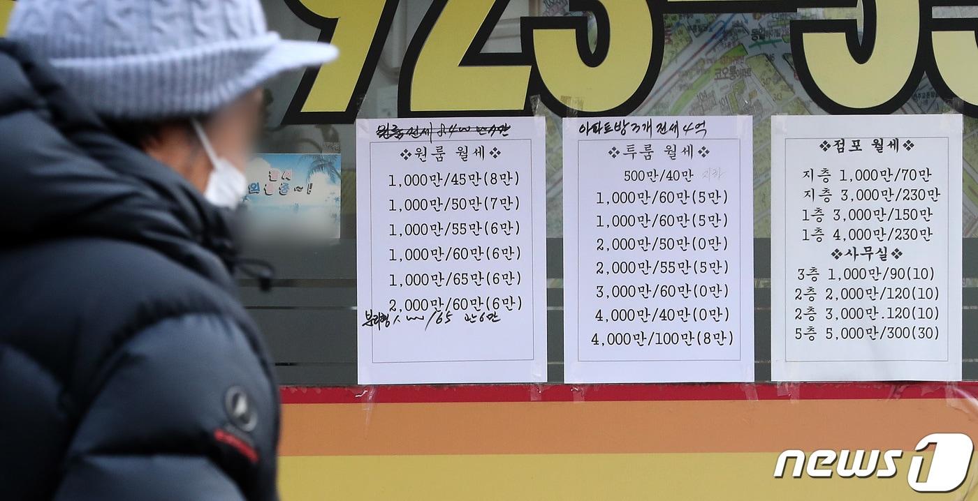 지난해 수도권의 월세 거래 비중이 역대 최고치를 기록한 5일 서울 성북구의 한 부동산중개업소에 월세 매물 안내문이 붙어있는 모습2023.1.5/뉴스1 ⓒ News1 이동해 기자
