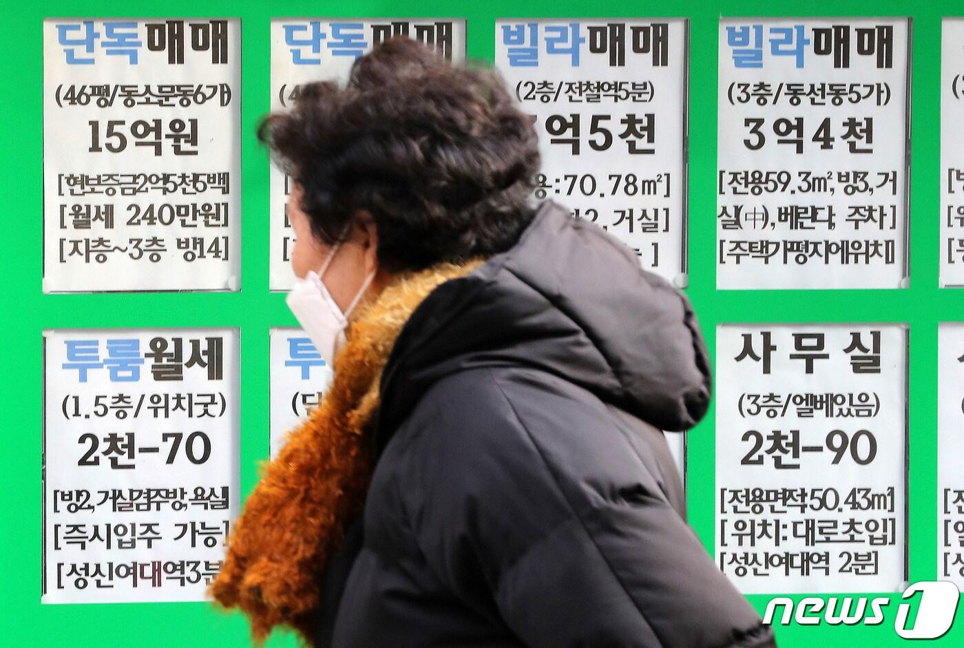 본문 이미지 - 대구의 아파트 매매 중위가격(중앙가격) 3억원선이 2년 만에 무너졌다. 사진은 부동산중개업소에 각종 상담 안내문이 붙여있는 모습.(뉴스1 DB)