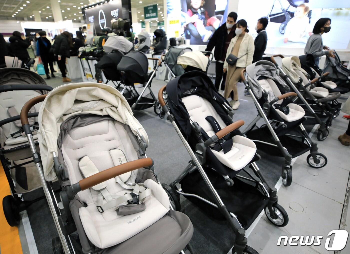 본문 이미지 - 서울 강남구 코엑스에서 열린 2023 맘스홀릭베이비페어에서 참관객들이 유모차 등 육아용품을 살펴보고 있다. 2023.1.5/뉴스1 ⓒ News1 구윤성 기자