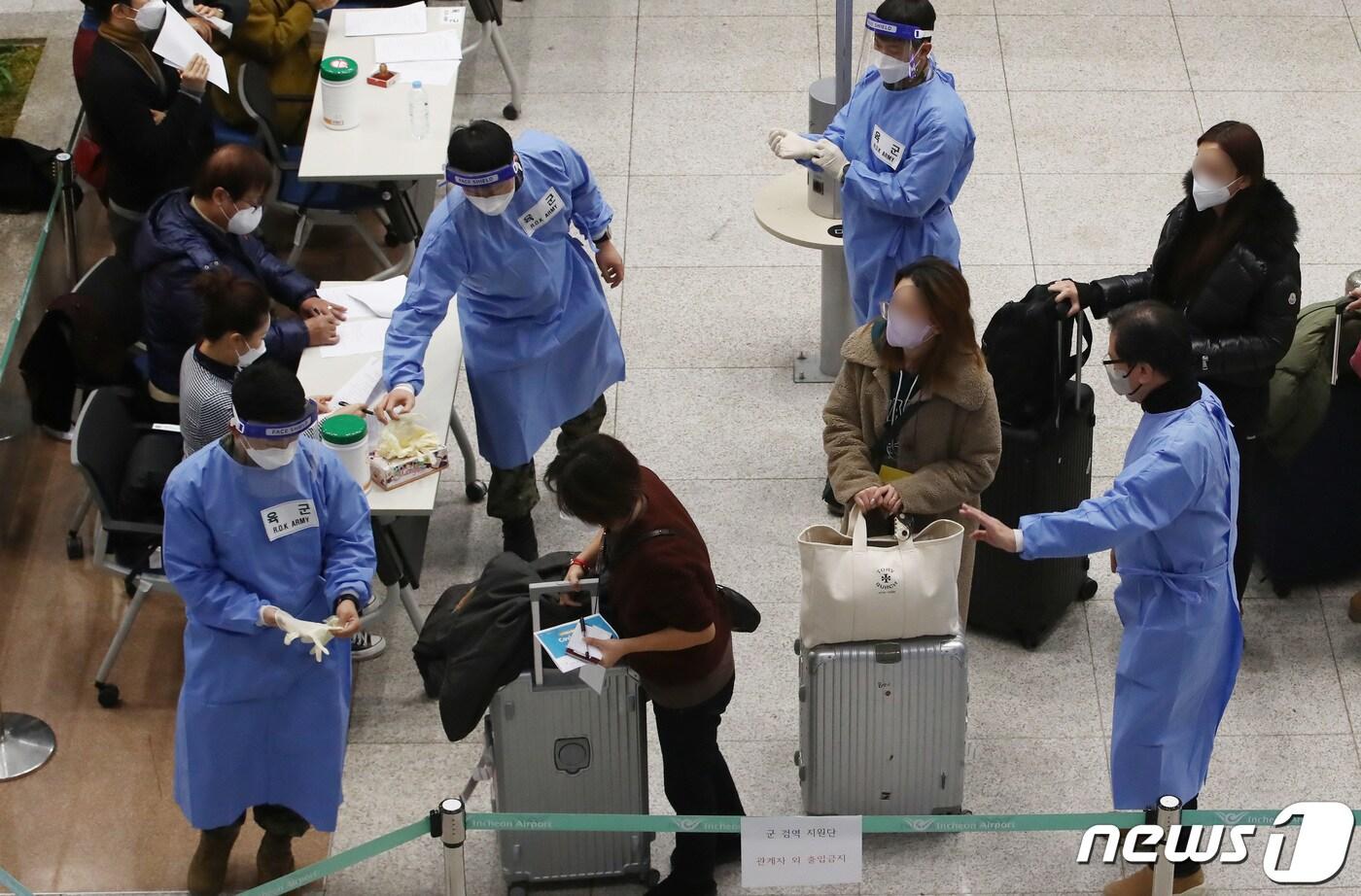 중국에서 한국으로 들어오는 입국자에 대해 신종 코로나바이러스 감염증(코로나19) 음성 확인서 제출이 의무화된 5일 오후 인천국제공항을 통해 입국한 중국발 입국자들이 방역 관계자로부터 검사 안내를 받고 있다. 방역당국에 따르면 오는 7일부터 중국과 인접한 국가인 홍콩·마카오 출발 입국자에 대해서도 코로나19 음성확인서 제출이 의무화된다. 2023.1.5/뉴스1 ⓒ News1 김민지 기자