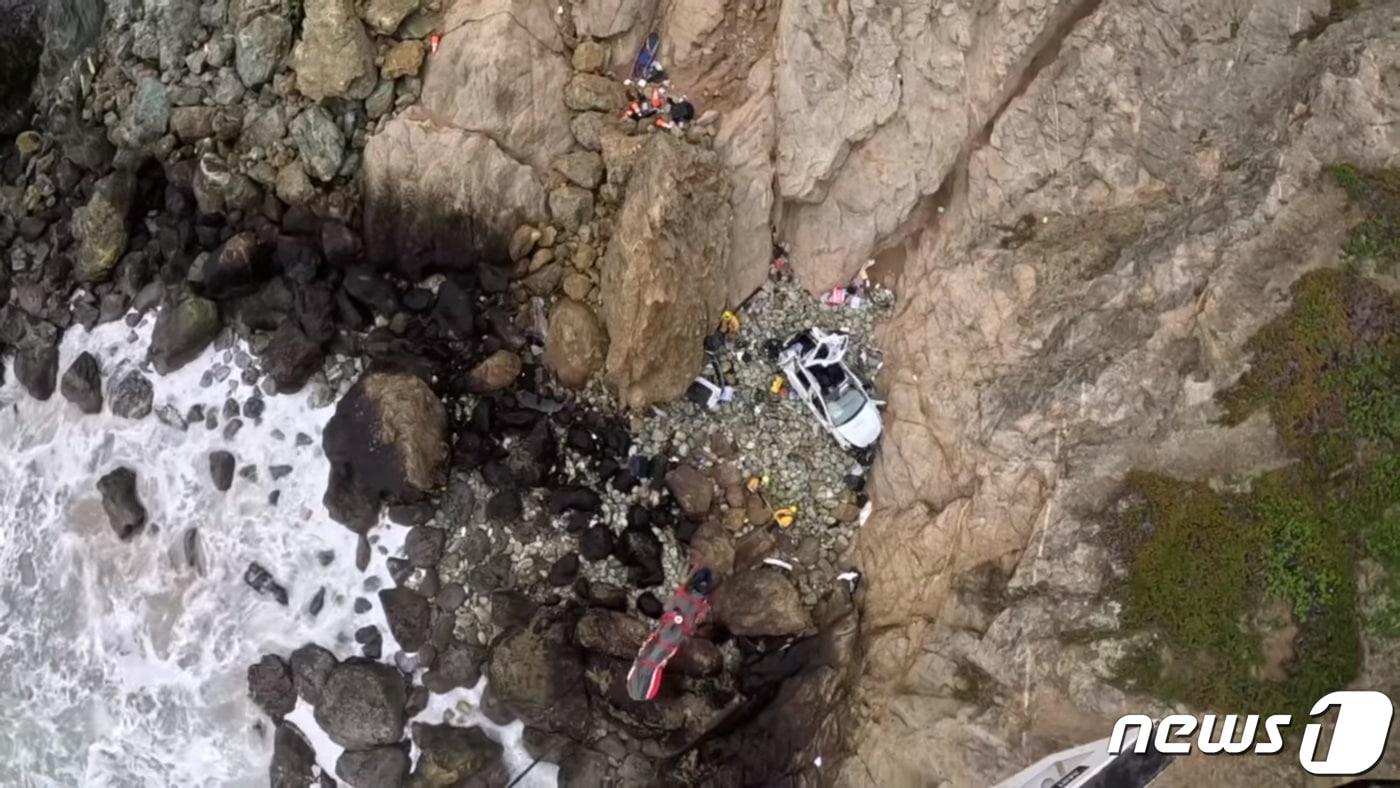 본문 이미지 - 2일(현지시간) 미국 샌프란시스코 인근 산 마테오 지역에서 소방대원들이 해안가 절벽 아래로 추락한 승용차 탑승객 4명을 헬기를 이용해 구조하고 있다. 2023.1.2. ⓒ 로이터=뉴스1 ⓒ News1 김성식 기자