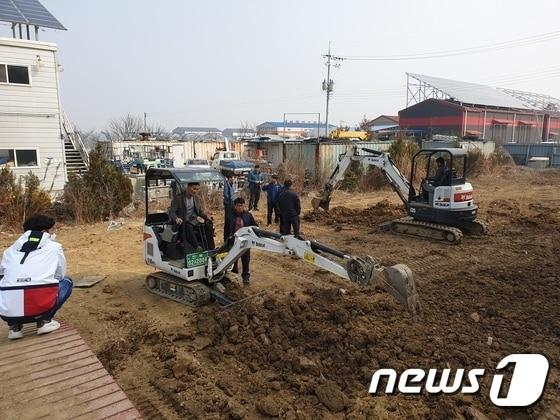 본문 이미지 - 전북 고창군이 농업인들을 대상으로 농업용 지게차, 굴삭기, 농업용 로더 등 소형 특수농기계 면허취득 교육을 지원한다.  고창군 농업기술센터 면허취득 교육. 2023.1.5(뉴스1/DB)