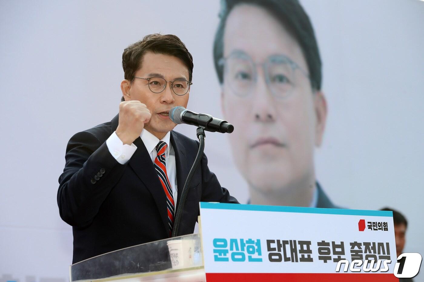 윤상현 국민의힘 의원이 5일 오후 경북 구미시 상모동 박정희 전 대통령 생가 앞에서 가진 당대표 후보 출정식에서 연설하고 있다. 2023.1.5/뉴스1 ⓒ News1 공정식 기자