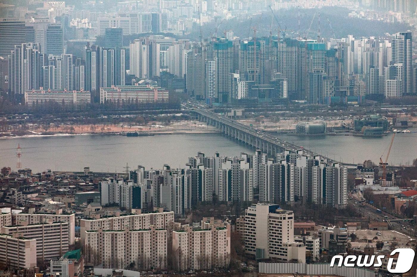 본문 이미지 - 서울 중구 남산에서 바라본 도심의 아파트 단지. 2023.1.5/뉴스1 ⓒ News1 이승배 기자