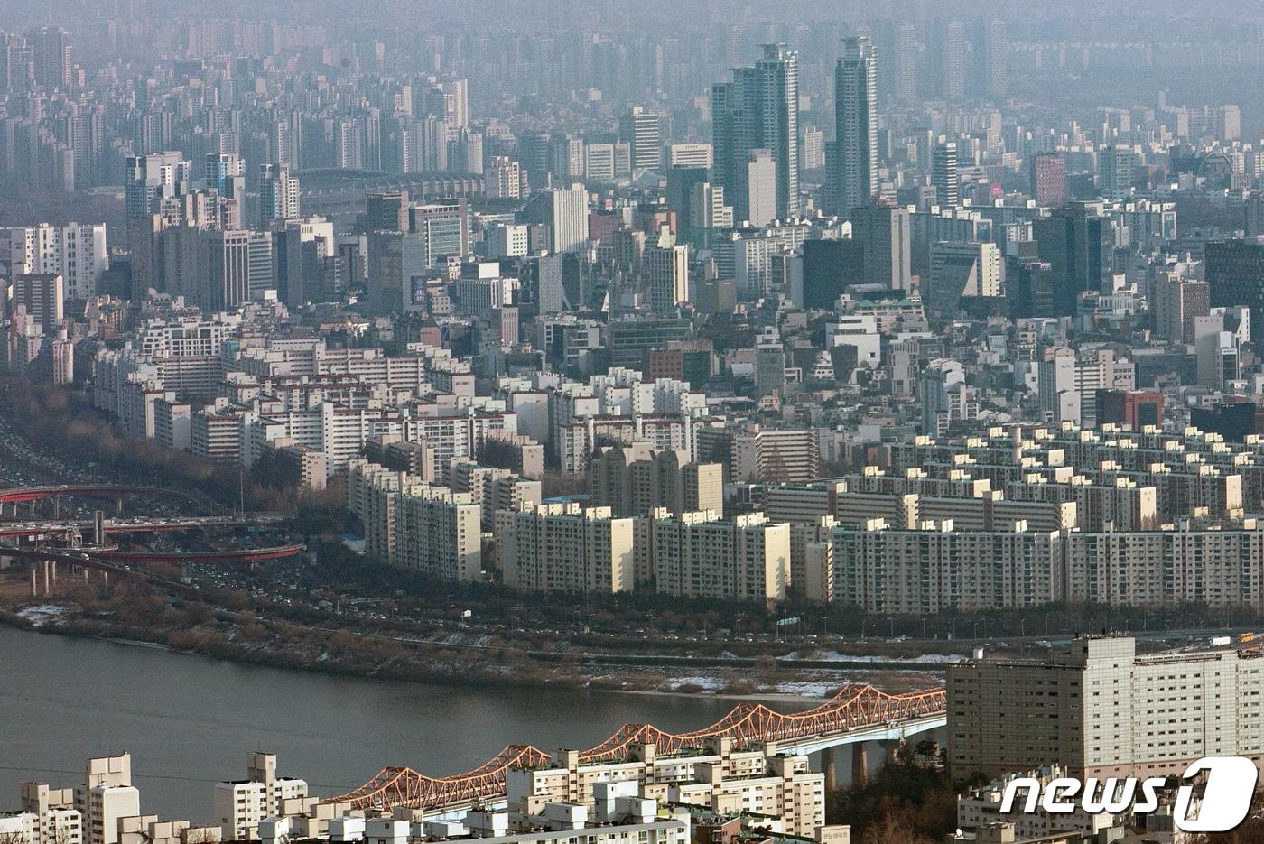 본문 이미지 - 서울 중구 남산에서 바라본 도심의 아파트 단지. 2023.1.5/뉴스1 ⓒ News1 이승배 기자