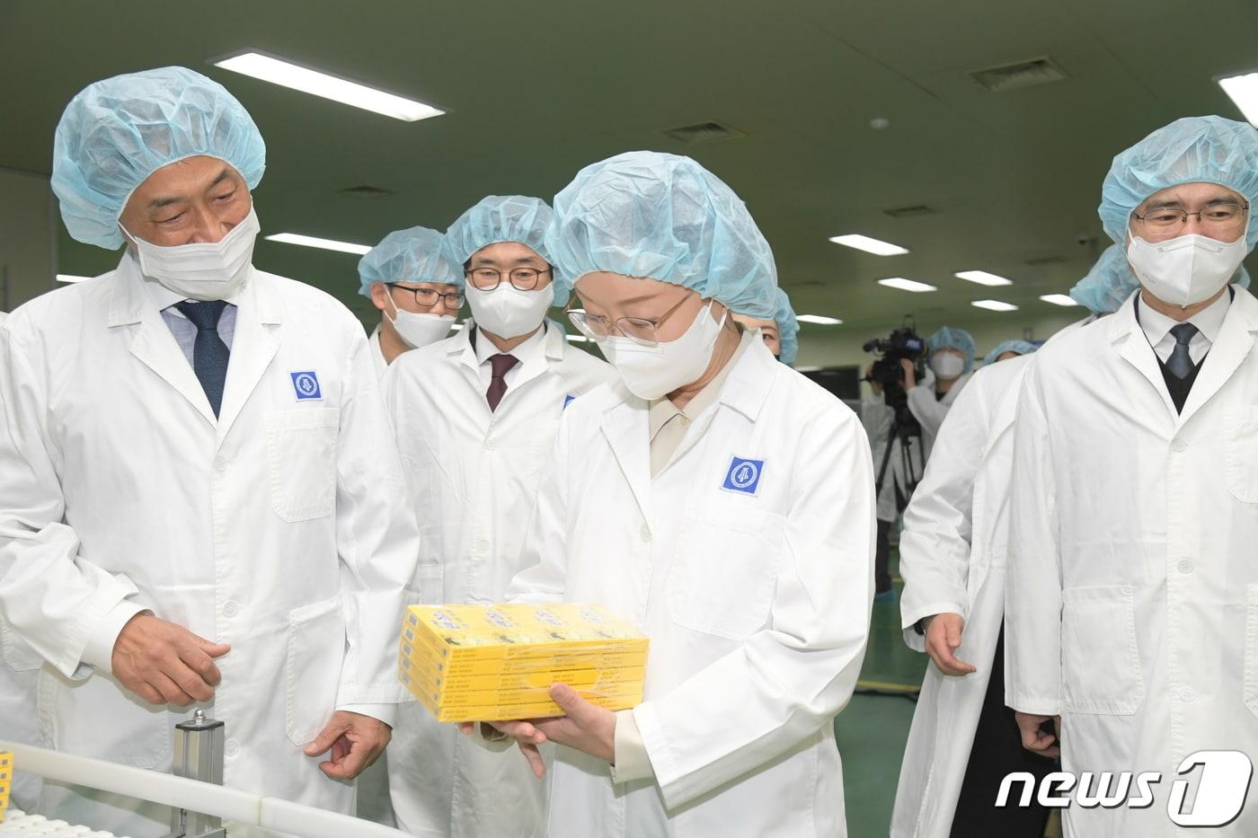 본문 이미지 - 오유경 식품의약품안전처장이 5일 오후 충남 천안 종근당 천안공장에서 아세트아미노펜 제제 제조 공정을 살펴보고 있다. (식약처 제공) 2023.1.5/뉴스1