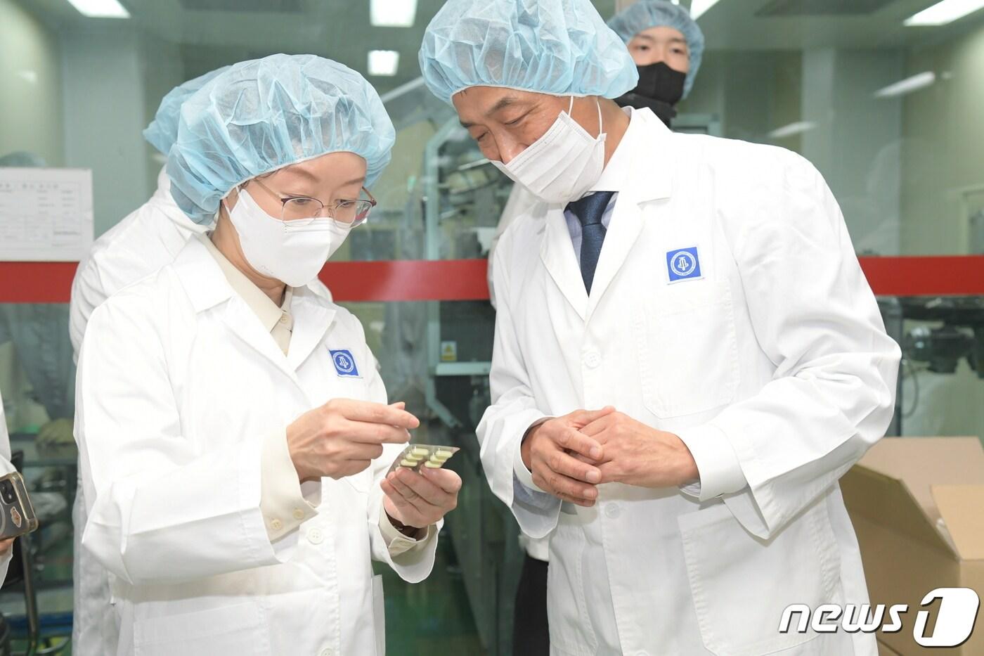 본문 이미지 - 오유경 식품의약품안전처장이 5일 오후 충남 천안 종근당 천안공장에서 아세트아미노펜 제제 제조 공정을 살펴보고 있다. (식약처 제공) 2023.1.5/뉴스1
