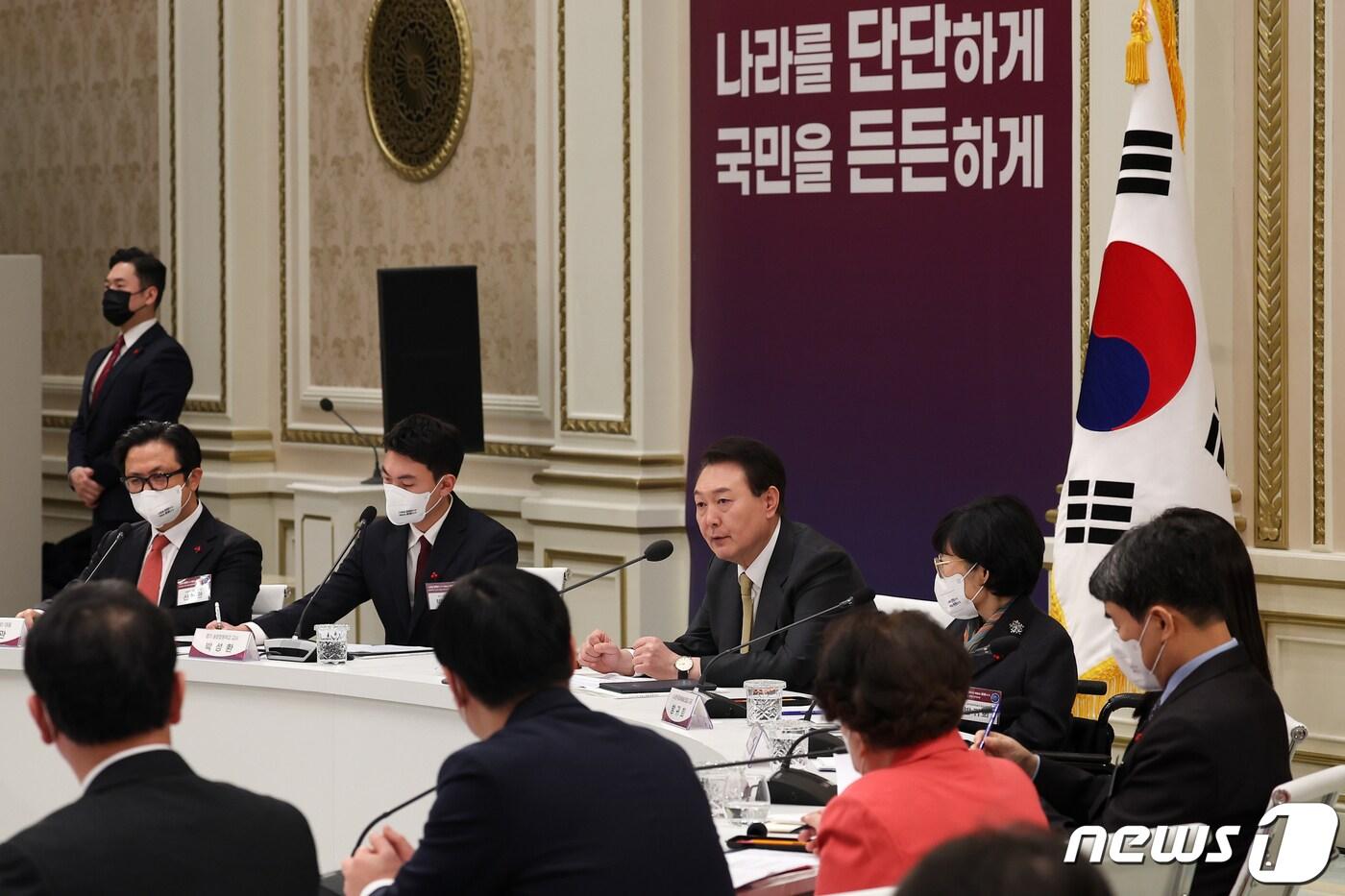 본문 이미지 - 윤석열 대통령이 5일 청와대 영빈관에서 열린 교육부·문화체육관광부 2023년도 정책방향 연두 업무보고에서 발언하고 있다. (대통령실 제공) 2023.1.5/뉴스1 ⓒ News1 안은나 기자