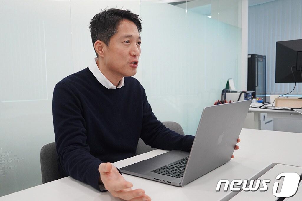 본문 이미지 - 김석환 위메이드 부사장이 지난 4일 &lt;뉴스1&gt;과 인터뷰하고 있다.