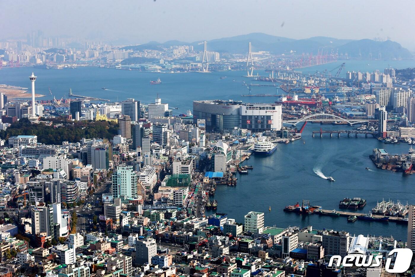 본문 이미지 - 부산 중구 롯데백화점 광복점 등 남포동 일대의 모습.(부산 중구청 제공) ⓒ News1 노경민 기자
