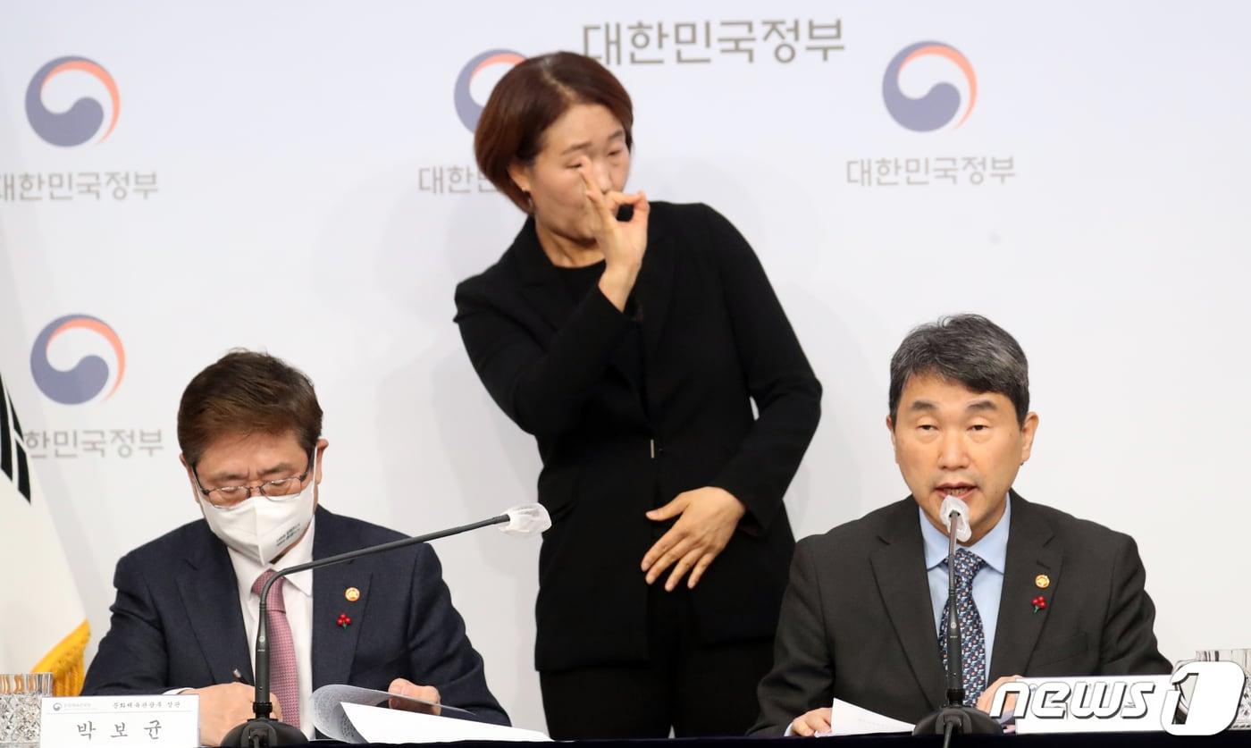 본문 이미지 - 이주호 사회부총리 겸 교육부 장관과 박보균 문화체육관광부 장관이 5일 오후 서울 종로구 정부서울청사 별관에서 열린 2023년 업무계획보고 브리핑을 하고 있다. 2023.1.5/뉴스1 ⓒ News1 김명섭 기자