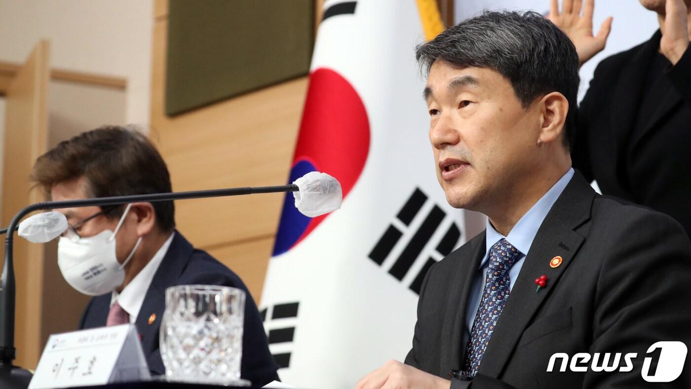 본문 이미지 - 이주호 사회부총리 겸 교육부 장관과 박보균 문화체육관광부 장관이 5일 오후 서울 종로구 정부서울청사 별관에서 열린 2023년 업무계획보고 브리핑을 하고 있다. 2023.1.5/뉴스1 ⓒ News1 김명섭 기자
