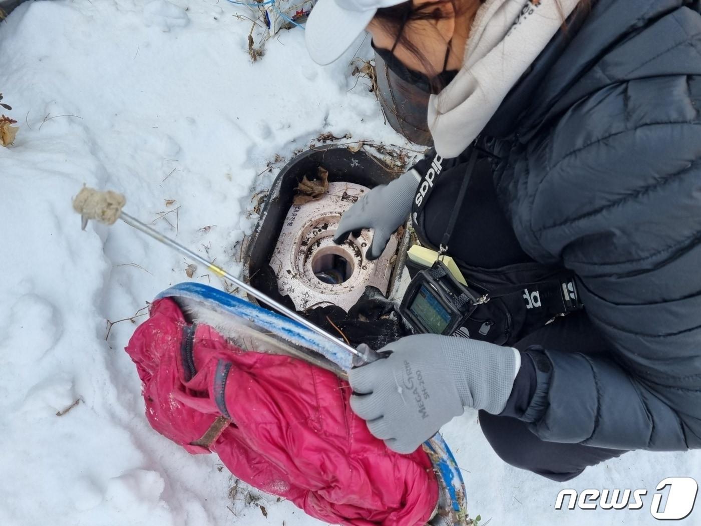 본문 이미지 - 지난달 26일 경기 남양주시 화도읍 한 주택가에서 수도계량기 검침원 A씨(30대) 가 계량기 검침을 하고 있다.2022.12.26./뉴스1 양희문 기자