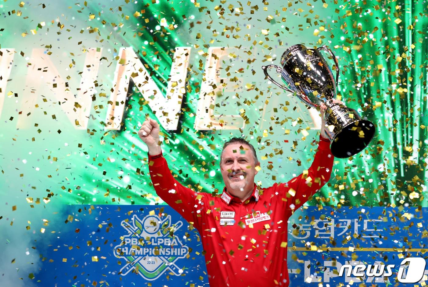 본문 이미지 - 프레드릭 쿠드롱이 5일 경기도 고양시 소노캄고양에서 열린 프로당구 2022~23시즌 ‘NH농협카드 PBA-LPBA 챔피언십’ PBA(남자부) 결승 에디 레펜스와의 경기에서 우승을 확정 지은 후 기뻐하고 있다. (PBA 투어 제공) 2023.1.6/뉴스1