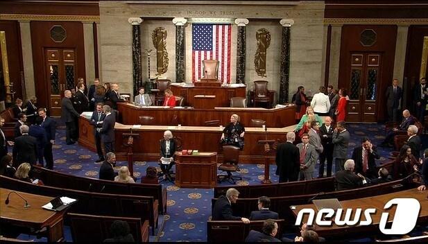 본문 이미지 - 미 하원은 5일(현지시간)에도 본회의를 열어 하원의장 선출을 위한 선거를 진행했지만 공화당내 강경파의 반란표로 인해 9차 투표까지도 의장을 선출하지 못했다. 사진은 미 하원 홈페이지 영상 캡처.