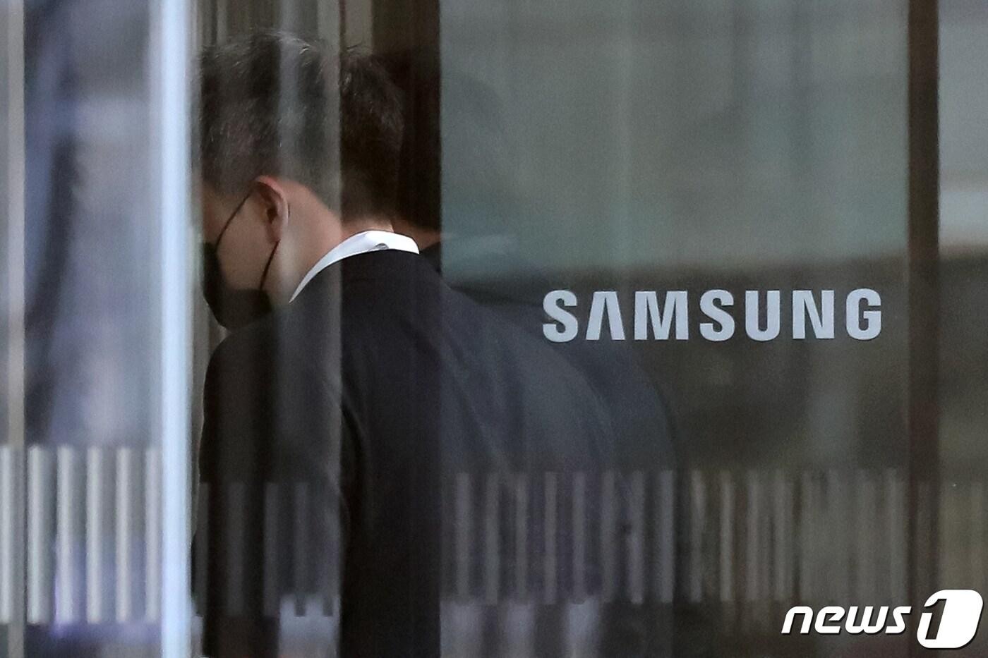  서울 서초구 삼성전자 서초사옥 로비에서 직원들이 오가고 있다. 2023.1.6/뉴스1 ⓒ News1 민경석 기자