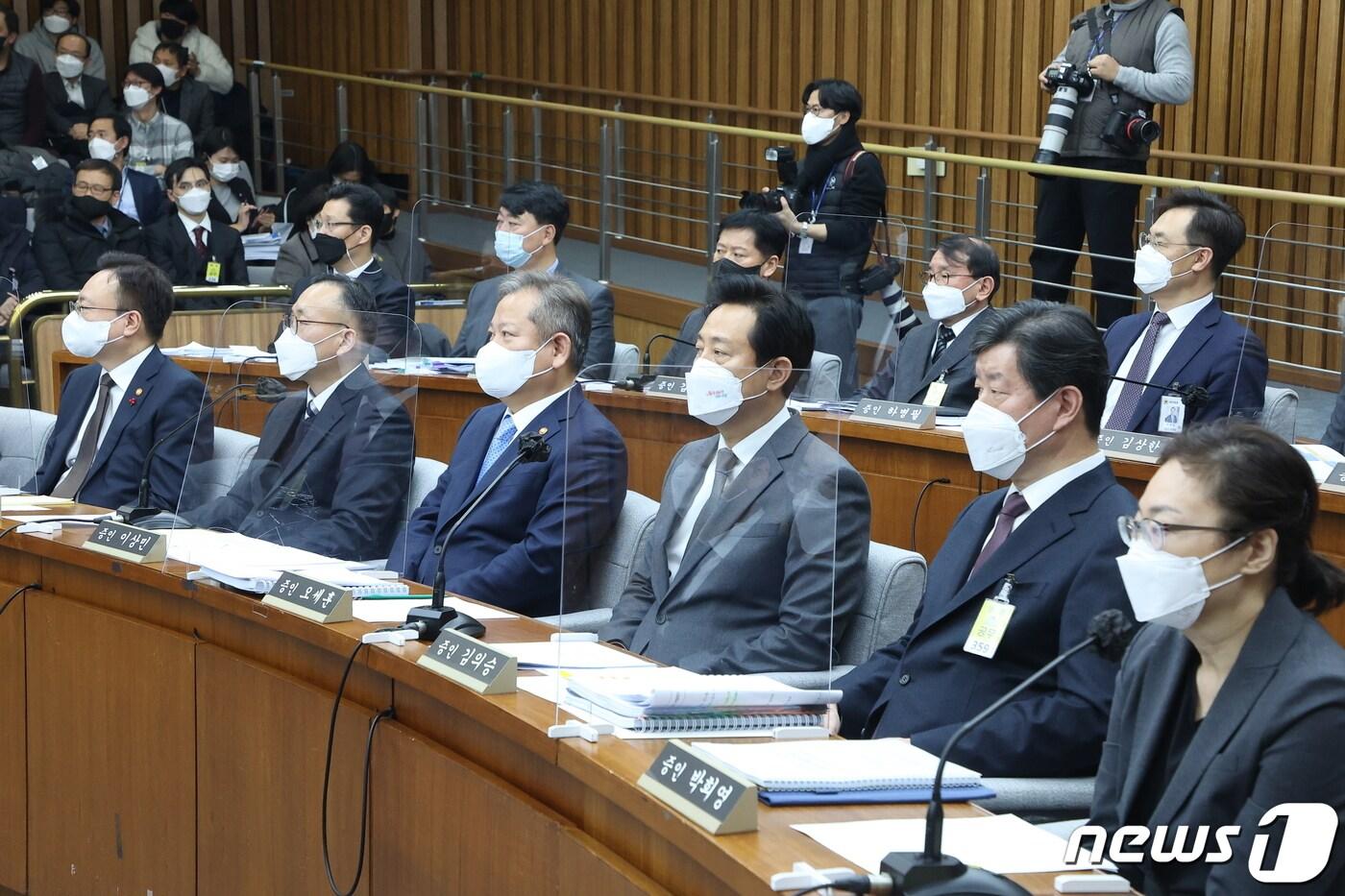 본문 이미지 - 이상민 행정안전부 장관과 조규홍 보건복지부 장관, 오세훈 서울시장, 박희영 용산구청장을 비롯한 증인들이 6일 서울 여의도 국회에서 열린 용산 이태원 참사 진상규명과 재발방지를 위한 국정조사 2차 청문회에 참석해 있다. 2023.1.6/뉴스1 ⓒ News1 조태형 기자