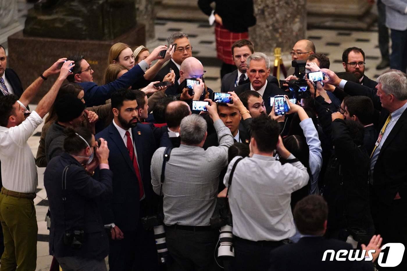 본문 이미지 - 케빈 매카시 미국 공화당 하원 원내대표가 5일(현지시간) 사흘째 하원의장 선거가 치러진 워싱턴 의사당을 떠나면서 취재진을 만나고 있다. ⓒ AFP=뉴스1 ⓒ News1 우동명 기자
