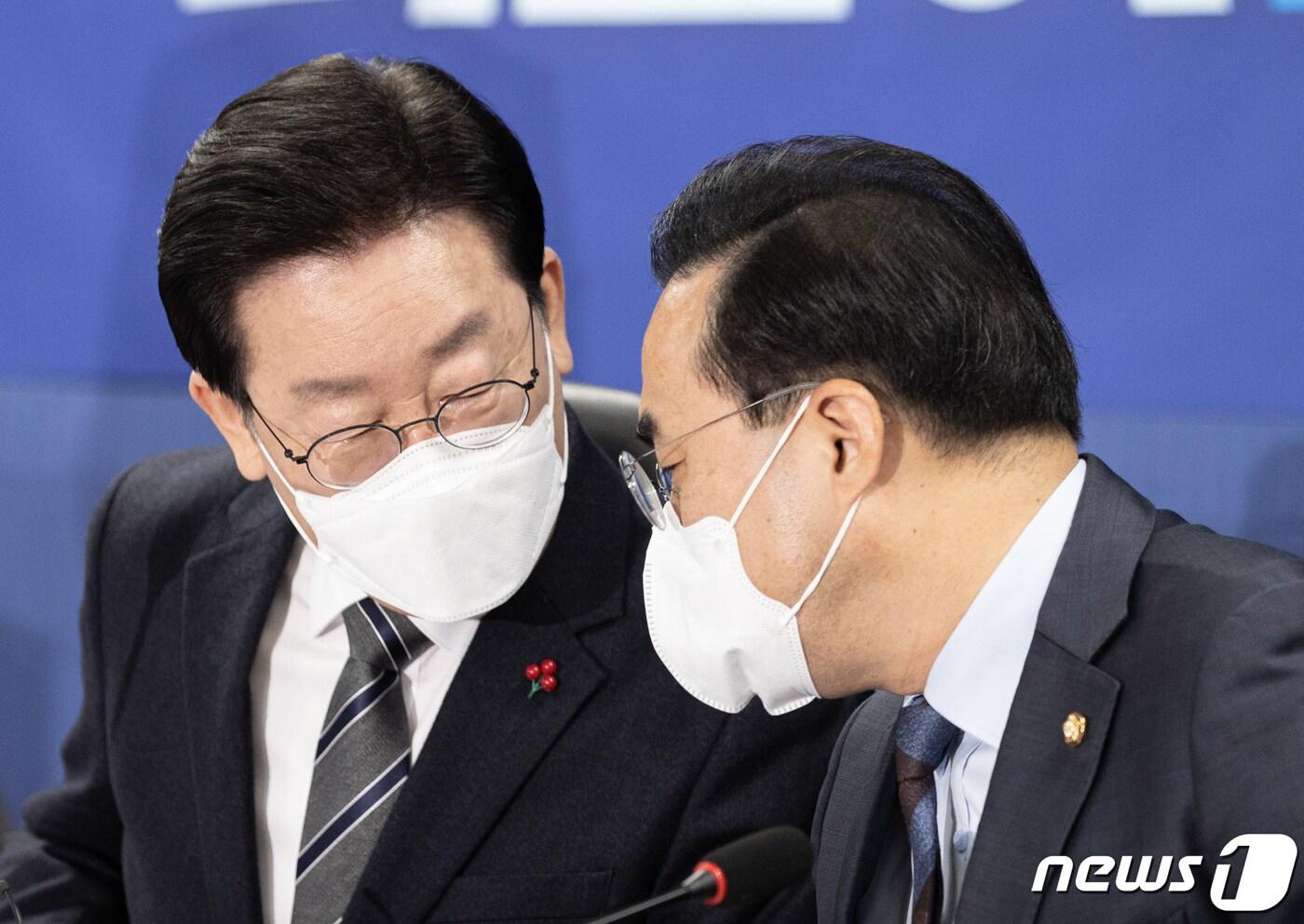 본문 이미지 - 이재명 더불어민주당 대표과 박홍근 원내대표가 6일 오전 서울 여의도 국회 의원회관에서 열린 확대간부회의에서 대화를 하고 있다. 2023.1.6/뉴스1 ⓒ News1 이재명 기자
