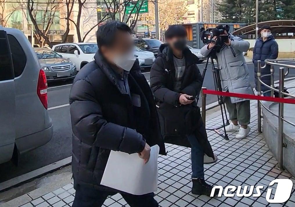 본문 이미지 - 2013년 '가거도 방파제 사업' 과정에서 공사비를 부풀려 100억 원대 국가 예산을 가로챈 혐의를 받는 삼성물산 관계자가 6일 구속 전 피의자심문(영장실질심사)을 받기 위해 서울 남부지법에 출석하고 있다. 2023.01.06/뉴스1 ⓒ News1 이비슬 기자