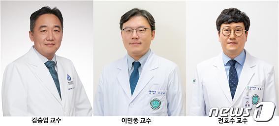 본문 이미지 - (왼쪽부터) 김승업 세브란스병원 소화기내과 교수와 이민종·전호수 이대서울병원 소화기내과 교수(이대서울병원 제공.)