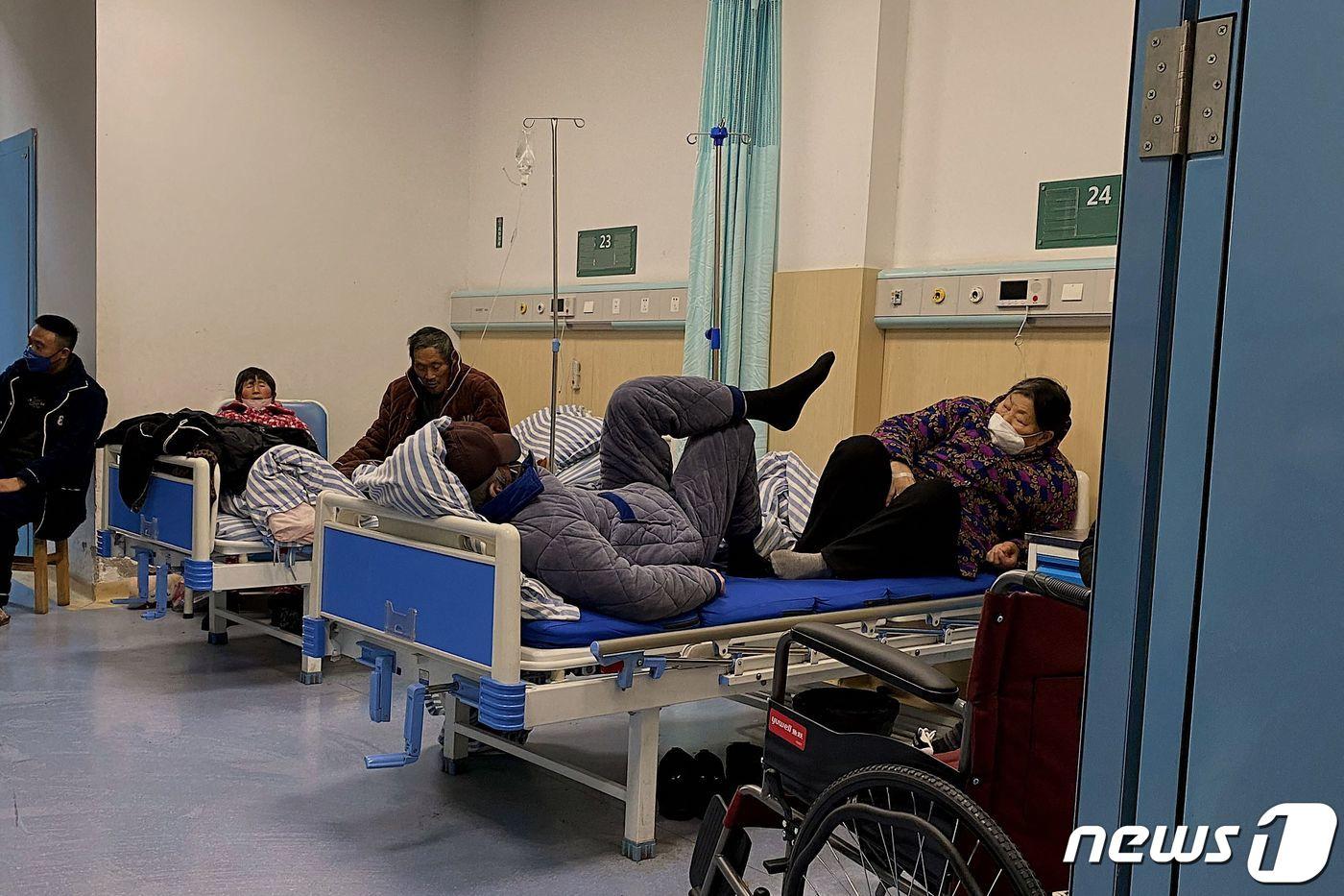 5일&#40;현지시간&#41; 코로나19 확산 속 중국 안후이성 펑양 인민 병원에서 한 침상에 두 명의 환자가 사용을 하고 있다.  2023.01.06ⓒ AFP=뉴스1 ⓒ News1 우동명 기자