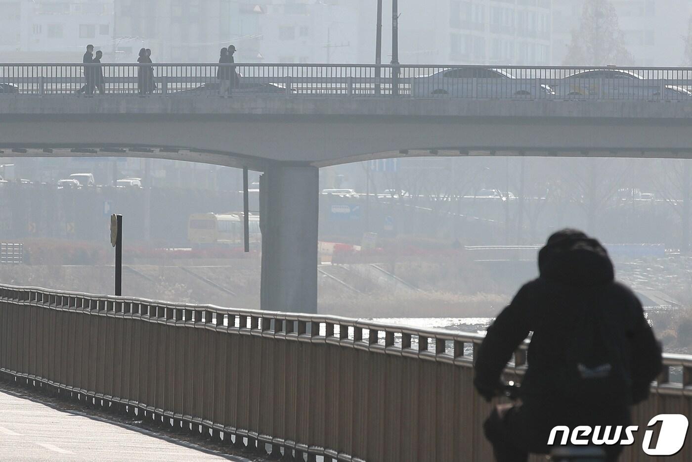 본문 이미지 - 대구·경북지역 전역에 7일 초미세먼지 비상저감조치가 발령된 가운데 환경당국이 총력 대응에 나선다. 6일 대구지역 초미세먼지 농도가 '매우나쁨', 미세먼지 농도는 '나쁨' 수준을 보인 가운데 신천둔치에서 바라본 도심이 뿌옇게 보이고 있다. 2023.1.6/뉴스1 ⓒ News1 공정식 기자
