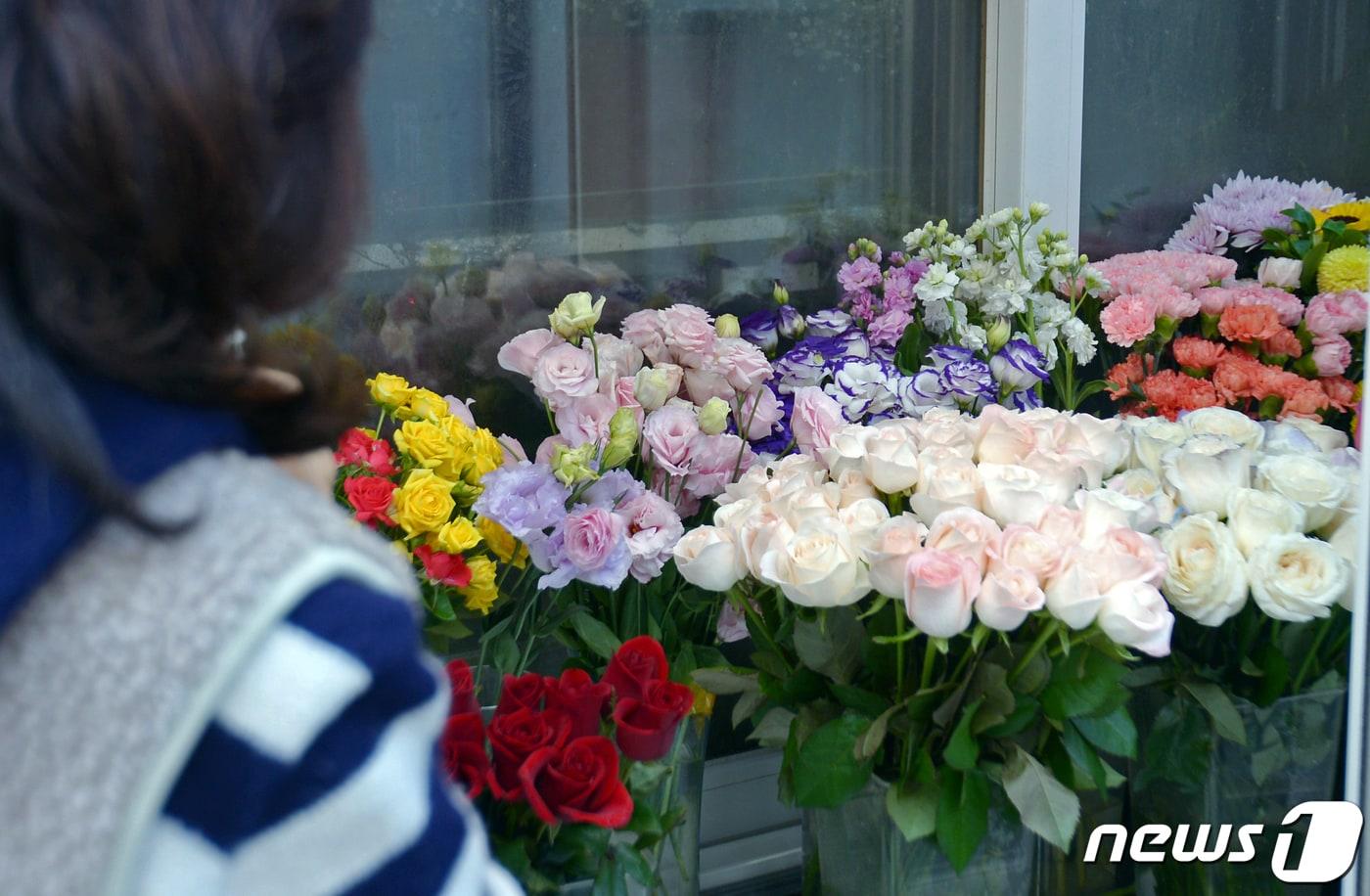 6일 오후 광주 동구의 한 꽃집에서 시민이 보관용 냉장고에 있는 꽃을 바라보고 있다. 2023.1.6뉴스1 ⓒ News1 이승현 기자