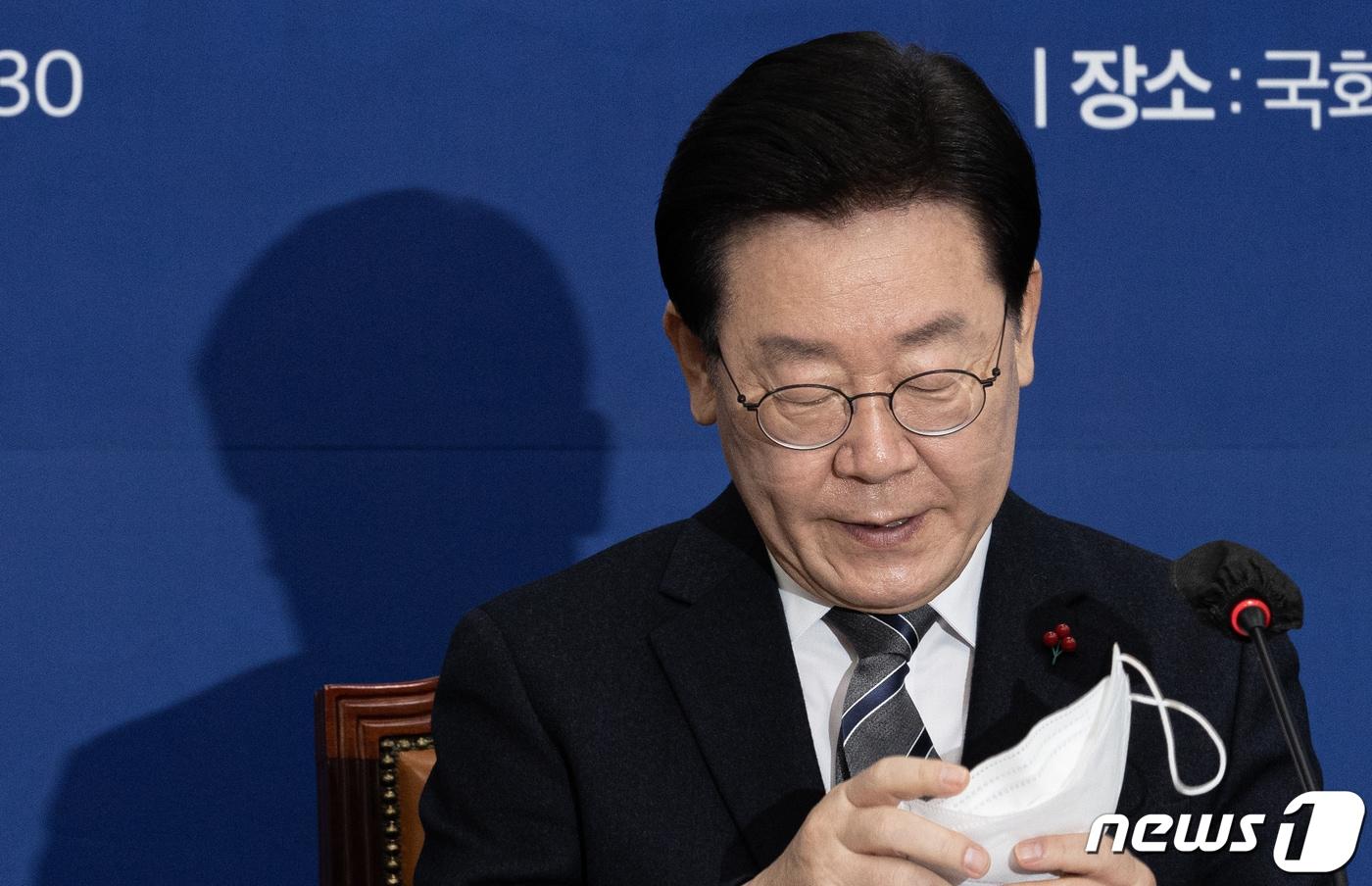 본문 이미지 - 이재명 더불어민주당 대표가 6일 오후 서울 여의도 국회에서 열린 평화·안보대책위원회 긴급 회의에서 발언하기 위해 마스크를 벗고 있다. 2023.1.6/뉴스1 ⓒ News1 이재명 기자