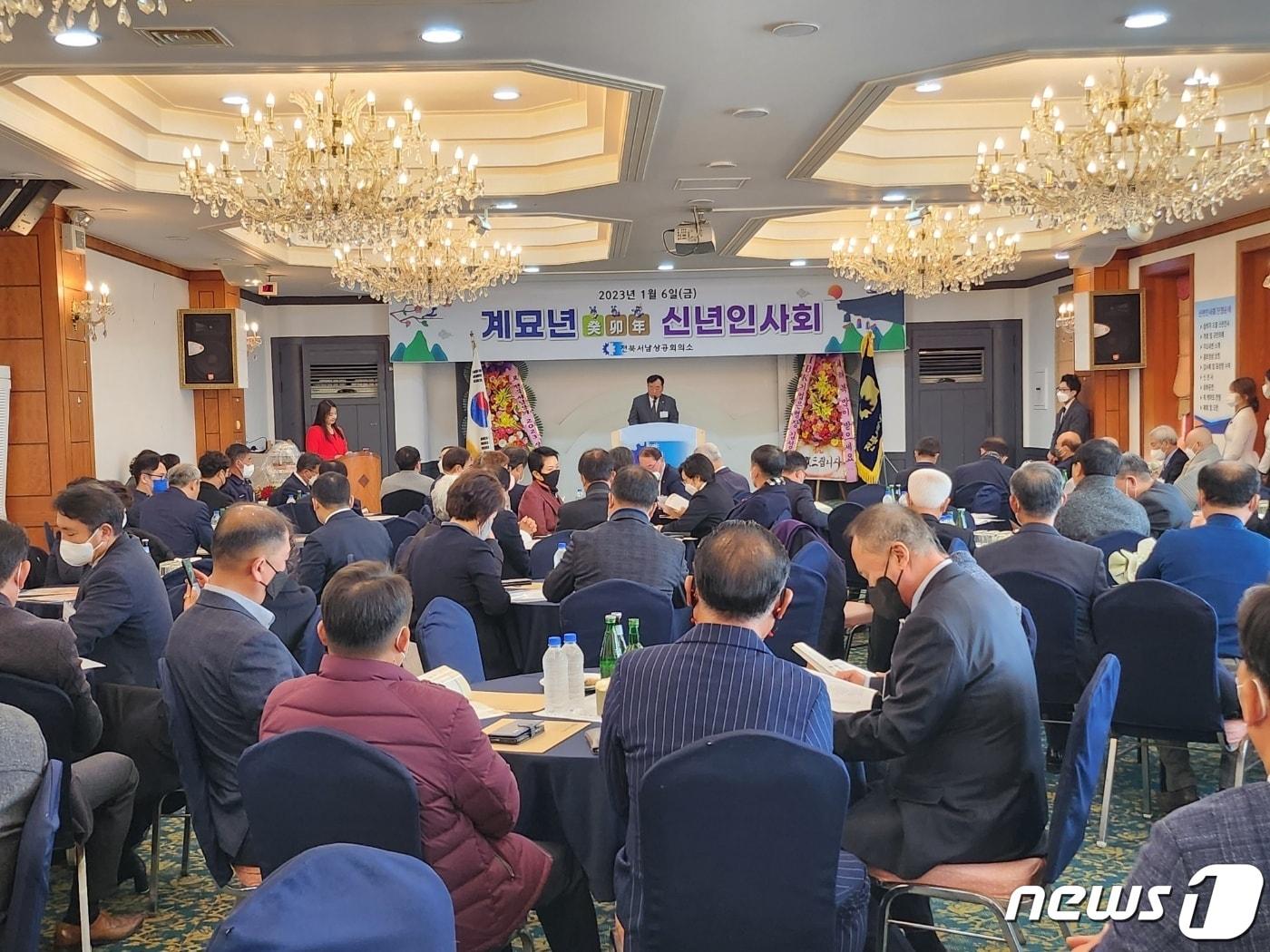 본문 이미지 - 전북서남상공회의소(회장 최종필) 계묘년 신년 인사회가 6일 정읍 아크로 웨딩홀 연회장에서 열렸다. 최종필 회장이 신년사를 하고 있다.2023.1.6/뉴스1ⓒ 박제철 기자