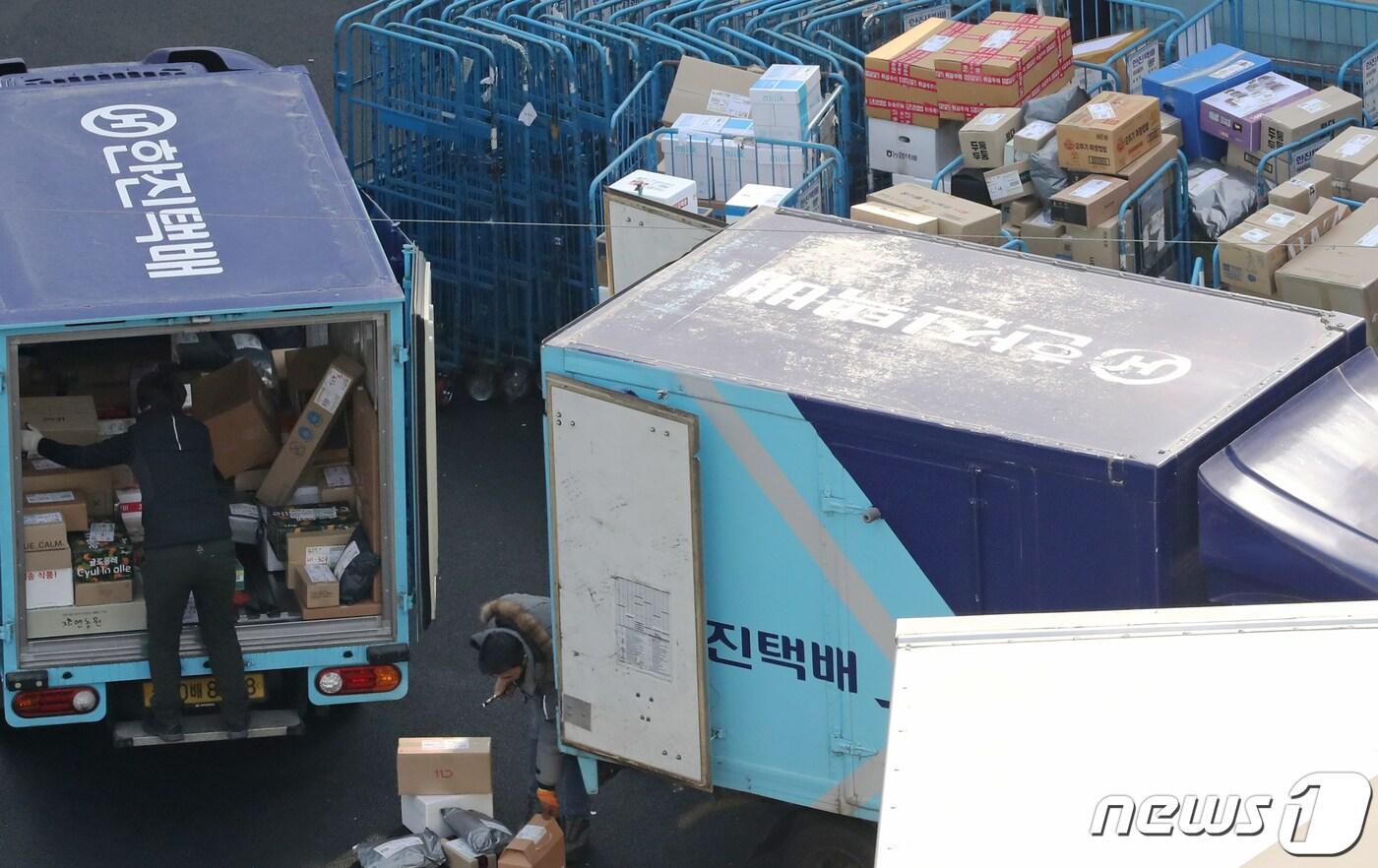<자료 사진> 서울의 한 택배 물류센터에서 택배기사들이 배송준비 작업을 하고 있다.  ⓒ News1 장수영 기자