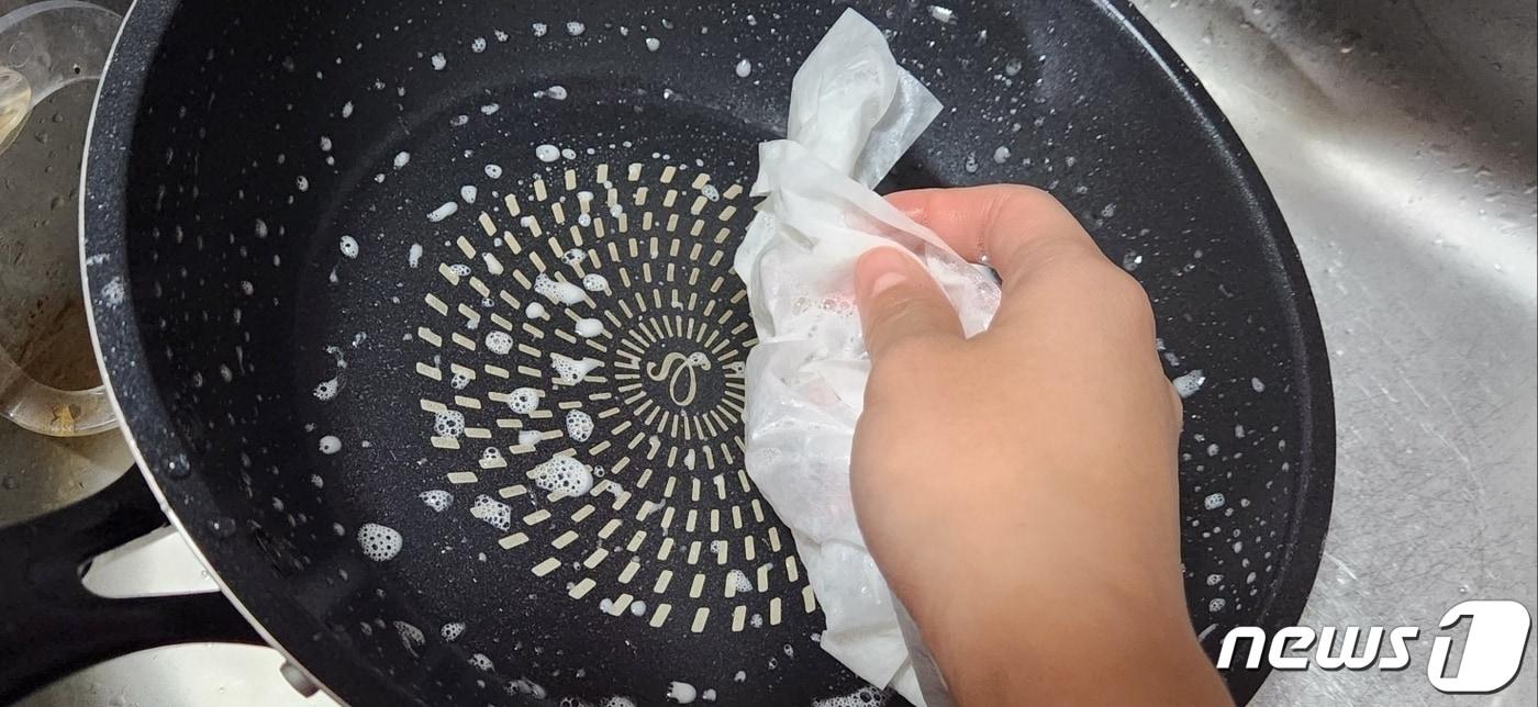 크린랲 종이 수세미로 프라이팬을 닦는 모습. 기름때도 깨끗하게 지워진다. ⓒ 뉴스1 김예원 기자