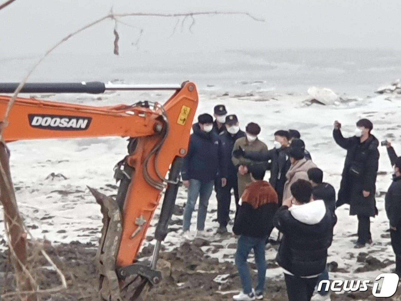 본문 이미지 - 6일 오후 검찰이 이기영(31)을 대동해 파주시 공릉천 일대를 현장검증하는 모습. 이기영은 이 일대에 50대 동거녀의 시신을 유기했다고 진술했다. 