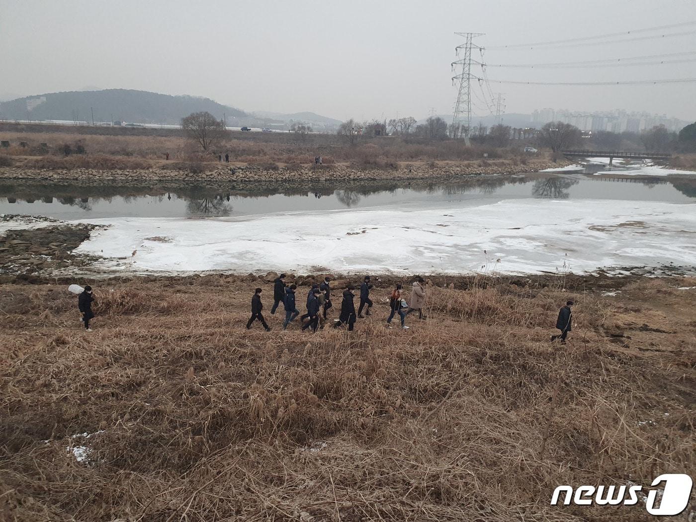 본문 이미지 - 검찰이 1월6일 경기 파주시 공릉천변 일대에서 택시기사와 동거 여성을 살해한 혐의로 구속된 이기영(31)을 대동해 시신을 유기했다고 지목한 장소에 대한 현장검증을 진행하고 있다. 2023.1.6/뉴스1 ⓒ News1 양희문 기자,이상휼 기자
