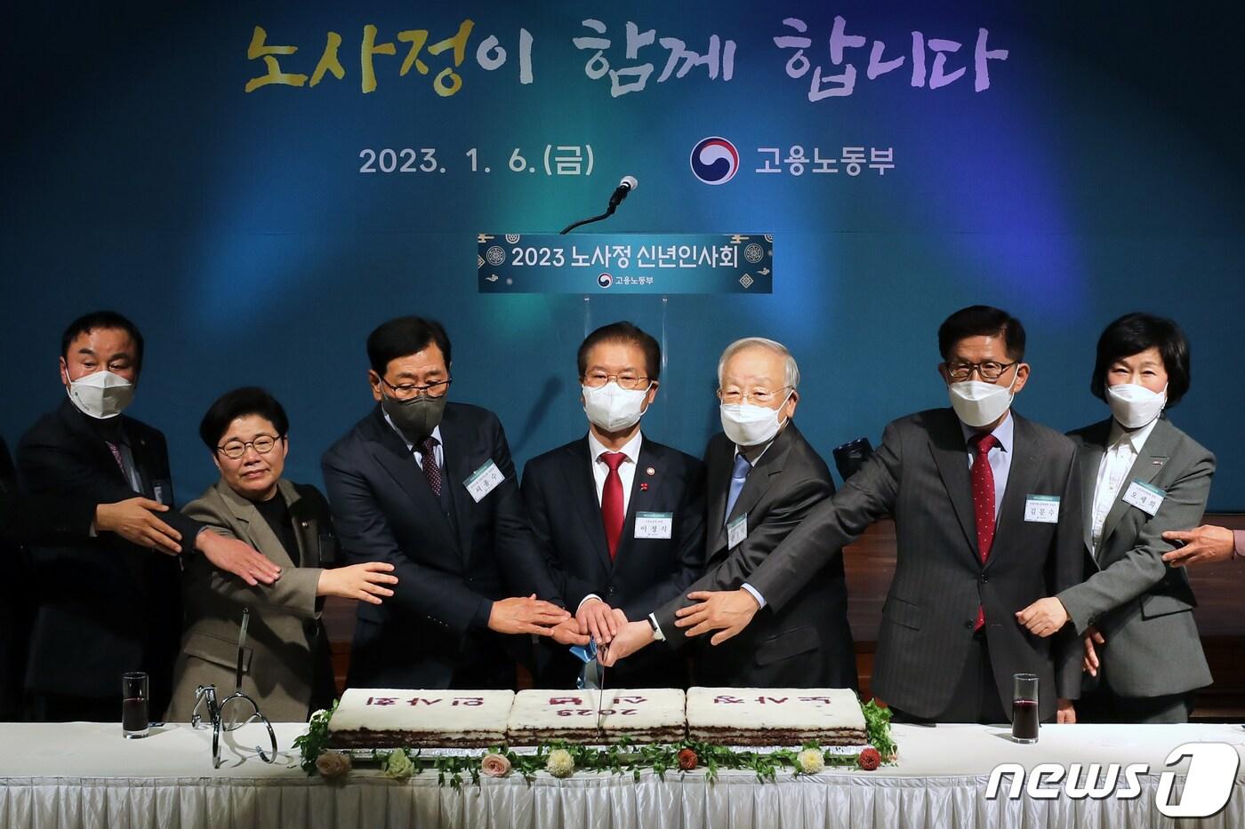 본문 이미지 - 이정식 고용노동부 장관이 지난해 1월6일 서울 중구 서울중앙우체국에서 열린 2023 노사정 신년인사회에서 떡 커팅식을 준비하고 있다.  2023.1.6/뉴스1 ⓒ News1 이승배 기자